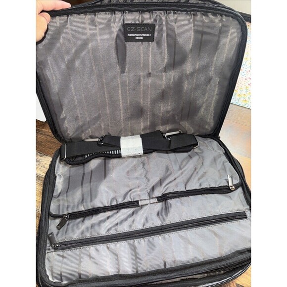 Kenneth Cole Reaction Briefcase Model 9950-64BK 18x13 - Picture 5 of 6